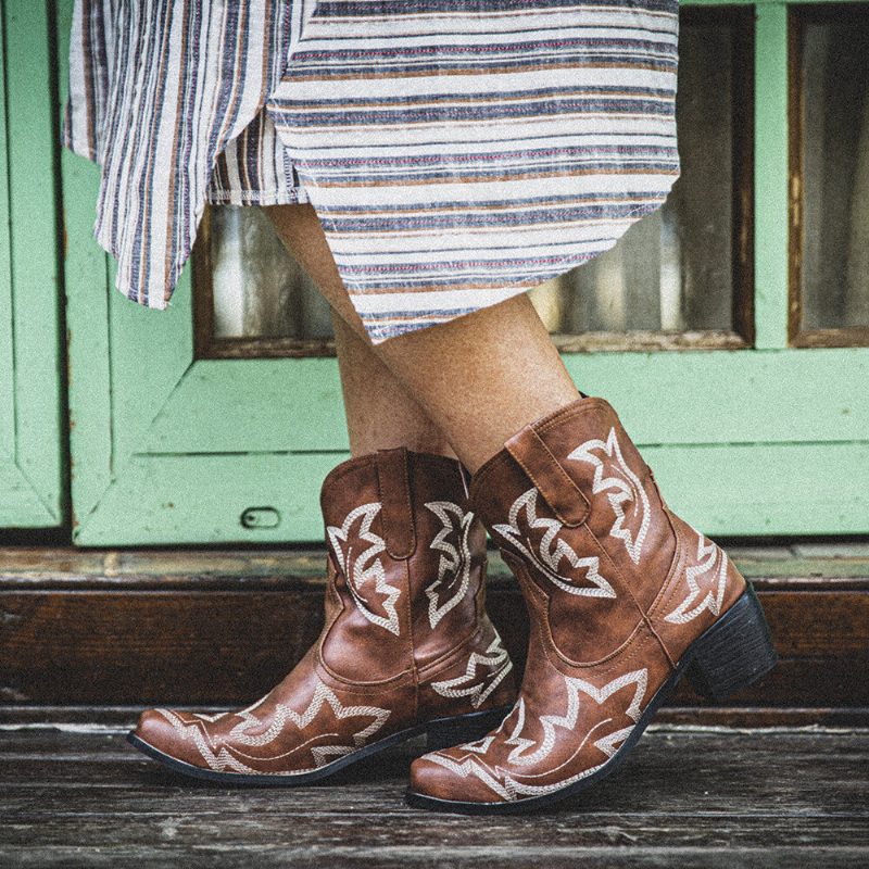 Kvinner Folkways Blomsterbrodert Chunky Heel Slip-on Korte Cowboystøvler