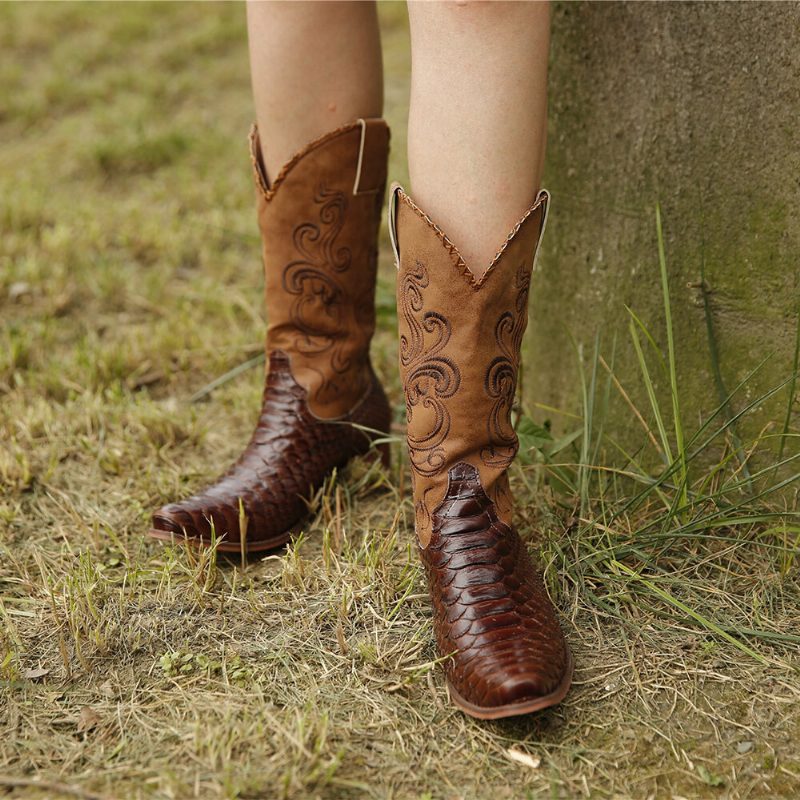 Pluss Størrelse Kvinner Brodert Skjøting Chunky Heel Mid Calf Cowboy Støvler