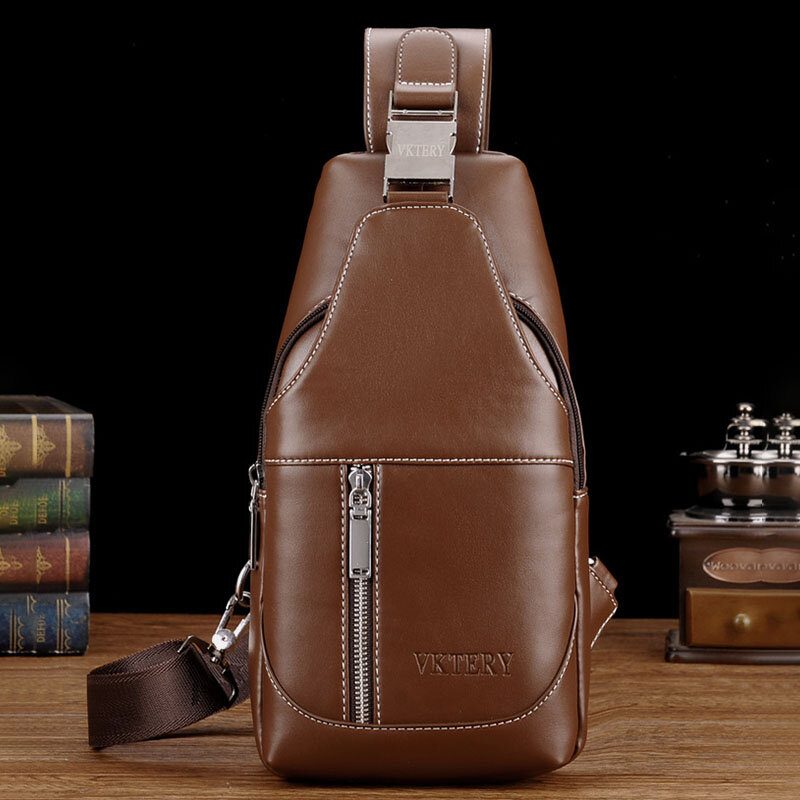 Menn Pu Leather Casual Multifunksjon Øretelefon Hull Crossbody Vesker Brystveske